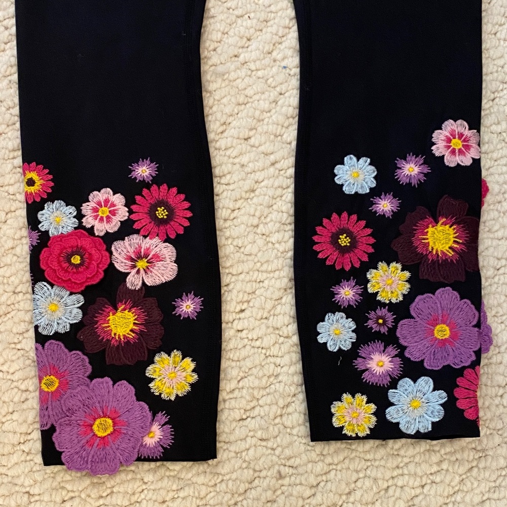 Floral Embroidered women’s Leggings NWOT - Picture 3 of 6
